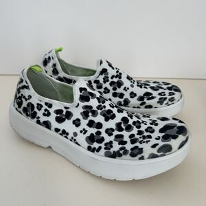 OOFOS OOmg Womens Size 8 Snow Leopard Print Recovery Comfort Shoes Slip On